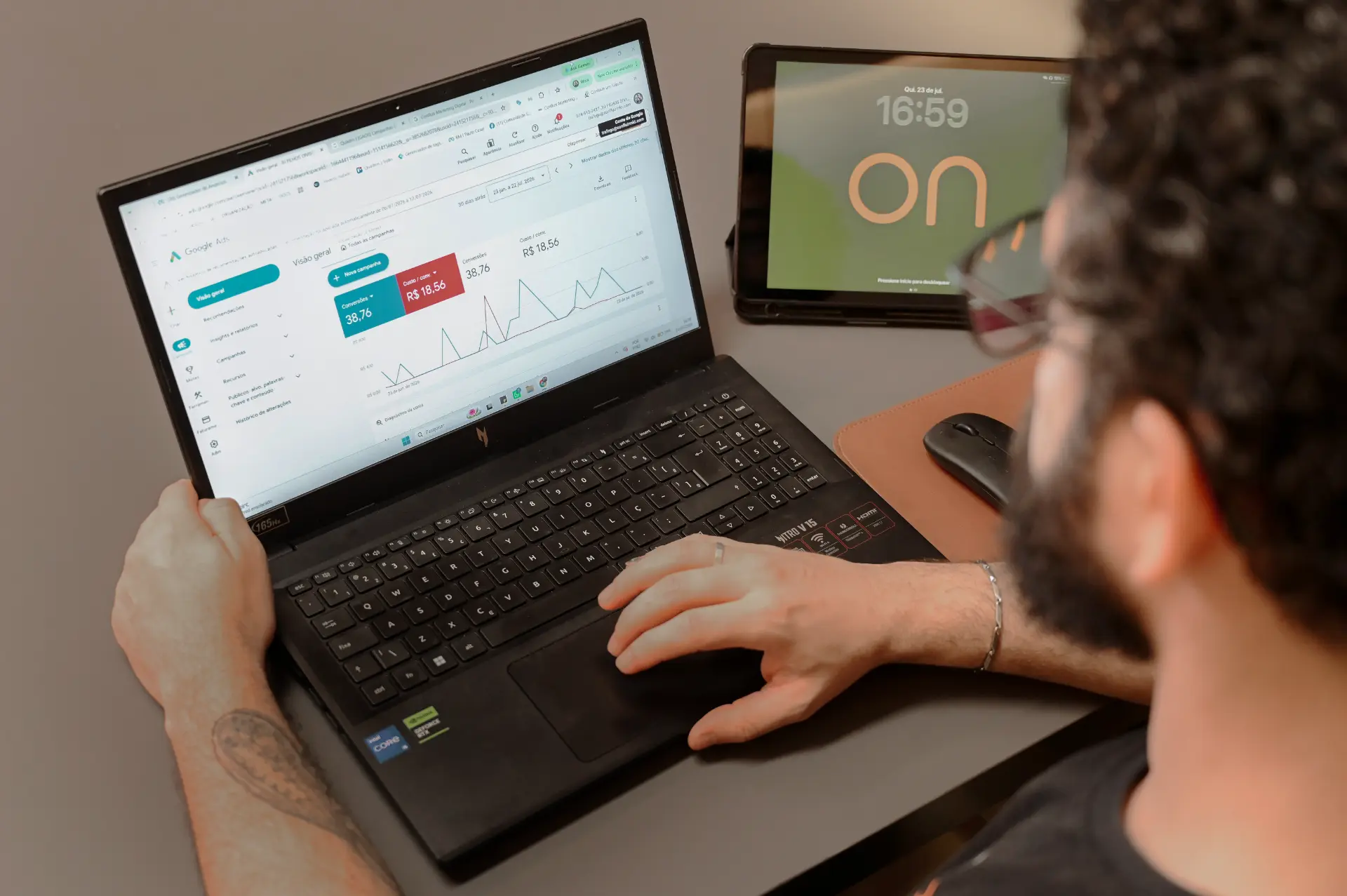 Equipe Confluir analisando resultados de campanhas no Google